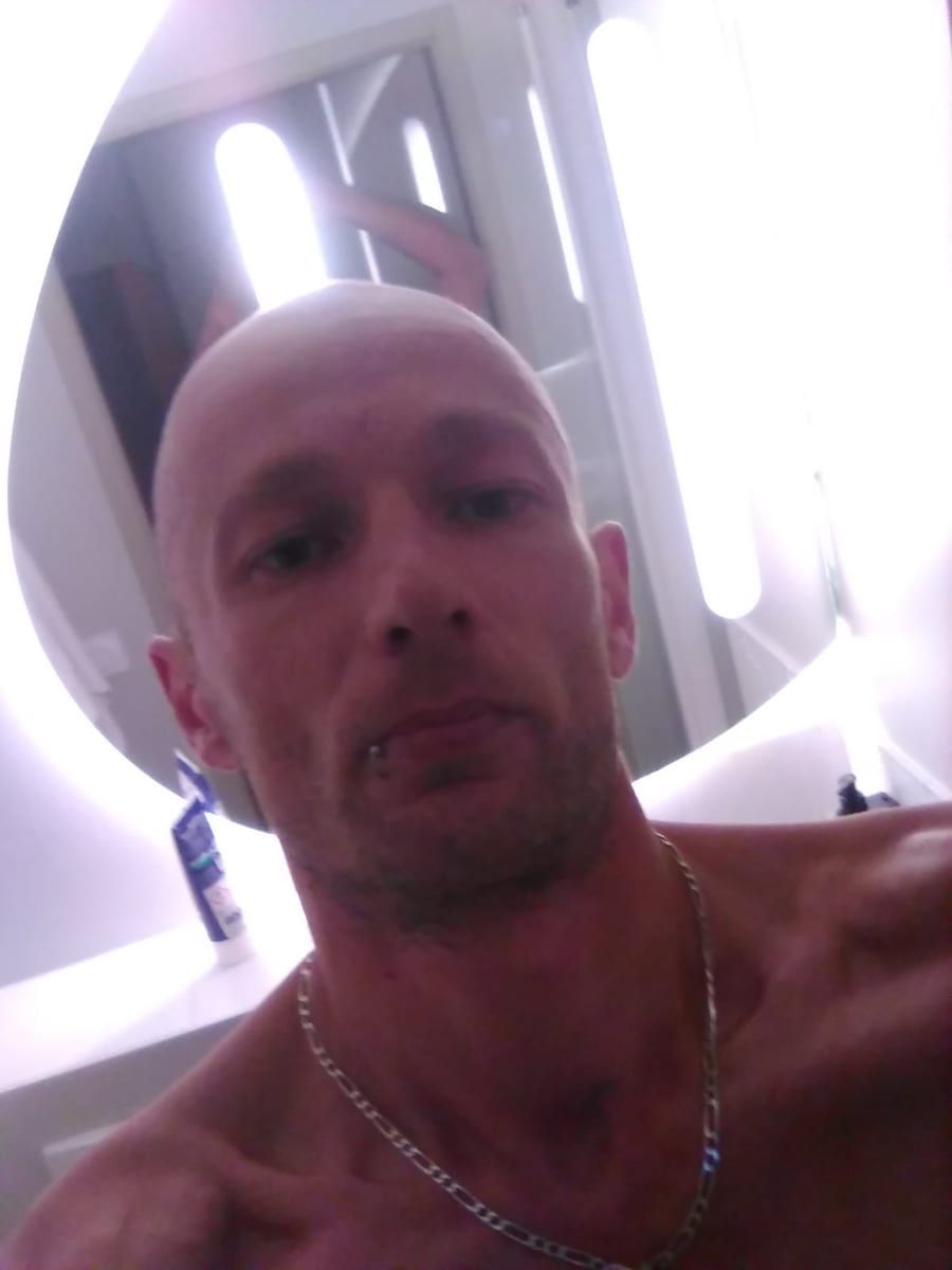 Guerlain - Gay in Dersenow Profil von Guerlain, 45 Jahre, Gay in Dersenow (Mecklenburg-Vorpommern)